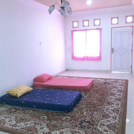 Almira Homestay Near Airport จัมบี ภายนอก รูปภาพ
