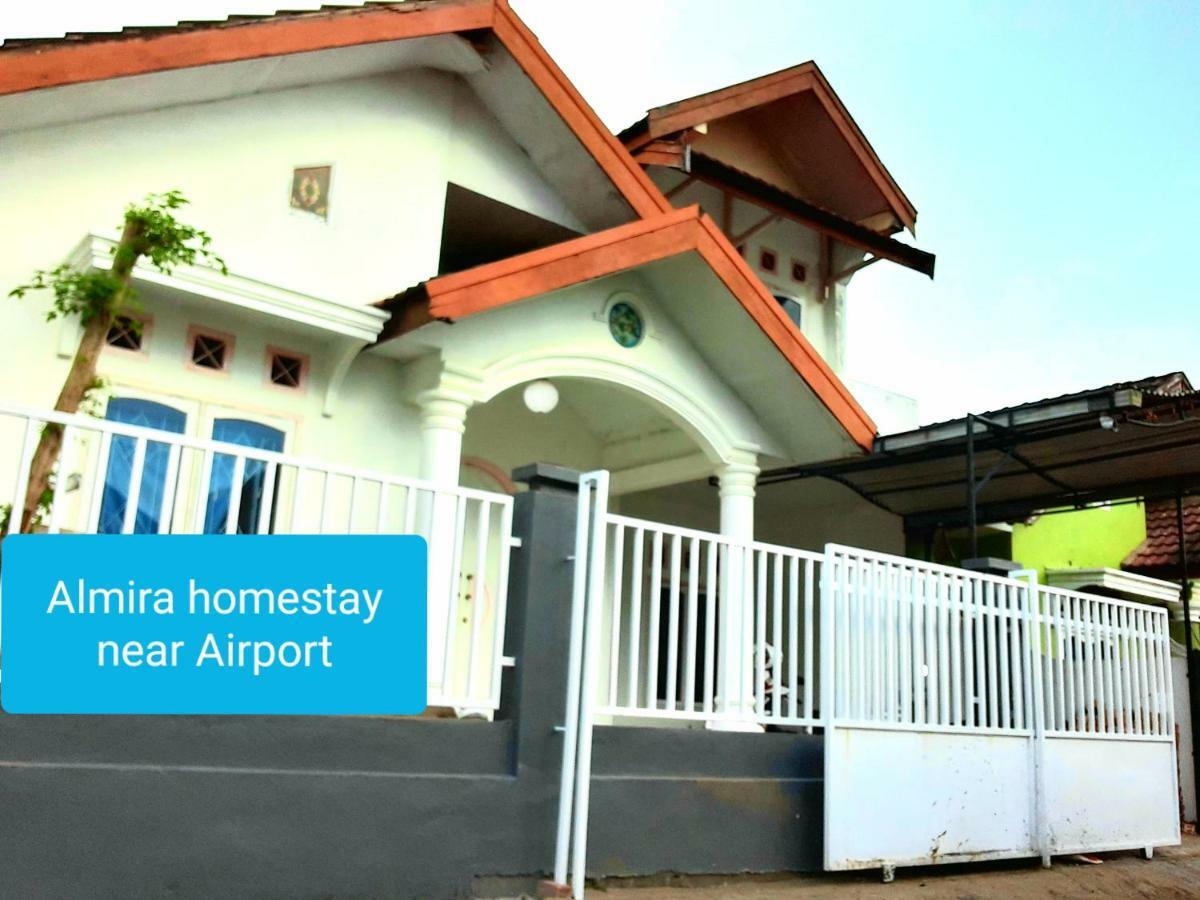 Almira Homestay Near Airport จัมบี ภายนอก รูปภาพ